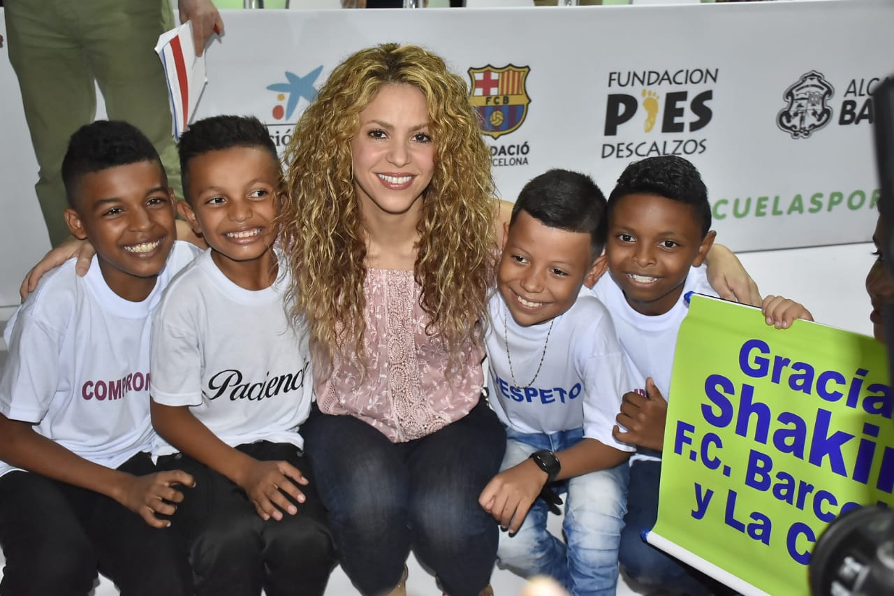 Shakira también posó en varias fotos con los niños que asistieron al evento.