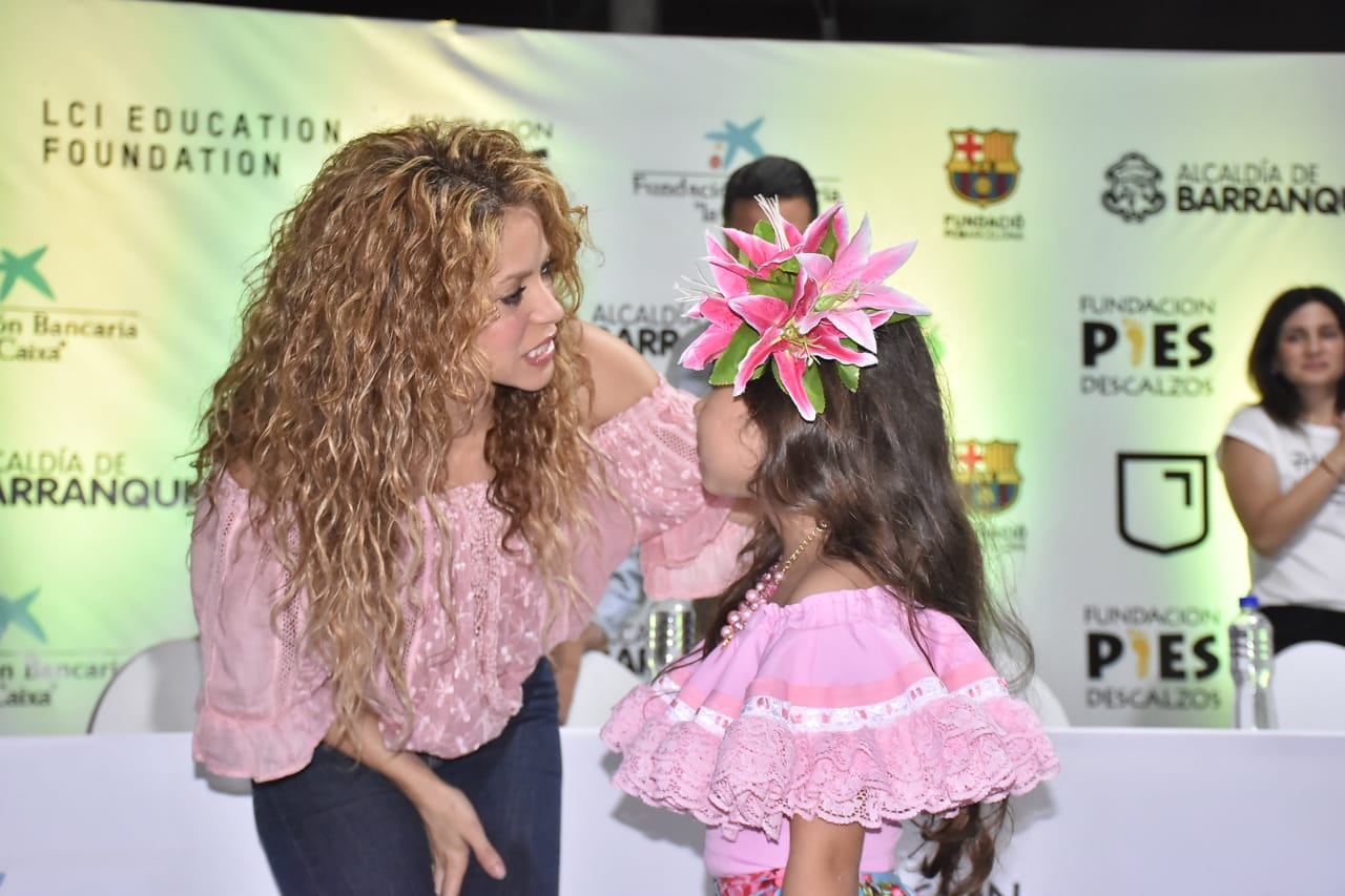 Con su sencillez, Shakira saludó a cada niño que se le acercó.