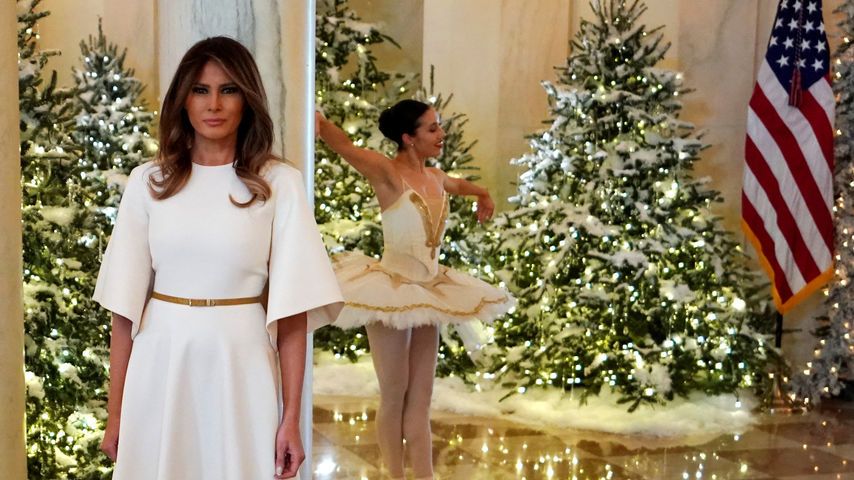 Melania presenta la decoración navideña en la Casa Blanca.