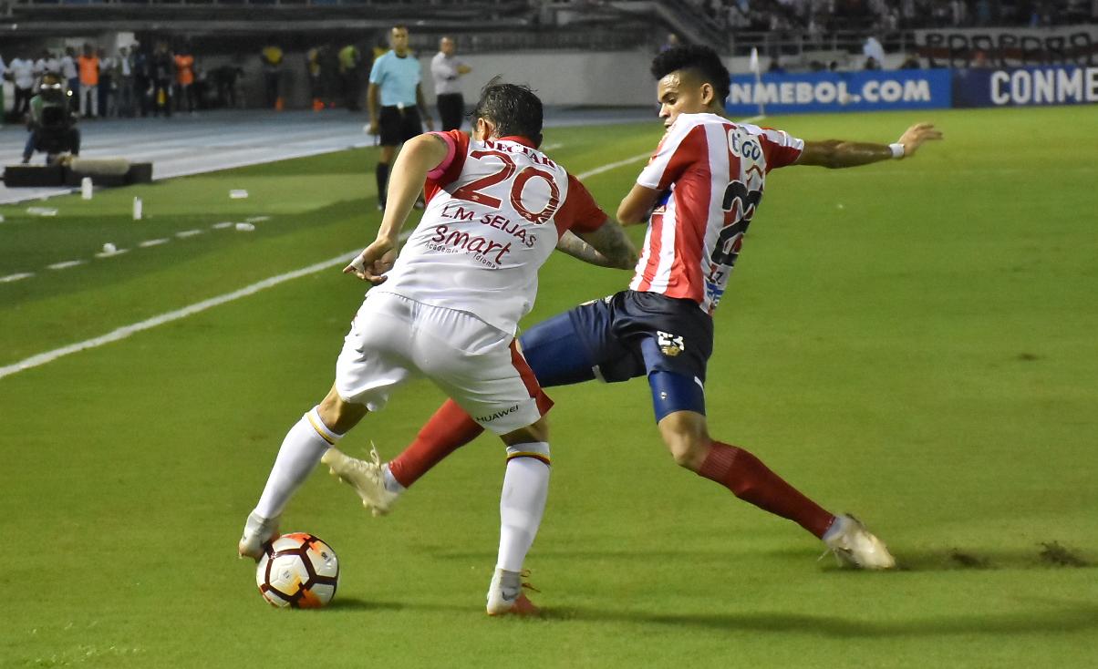 Luis Díaz disputando el balón con Seijas. 