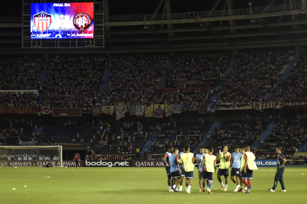 Charla de jugadores del Junior en la cancha del Metropolitano, en la antesala del encuentro.