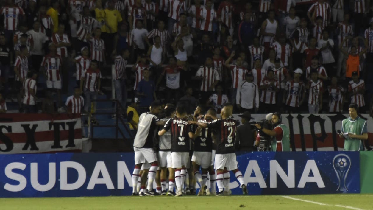 Celebración de jugadores de Atlético Paranaense del gol anotado por Pablo Felipe.
