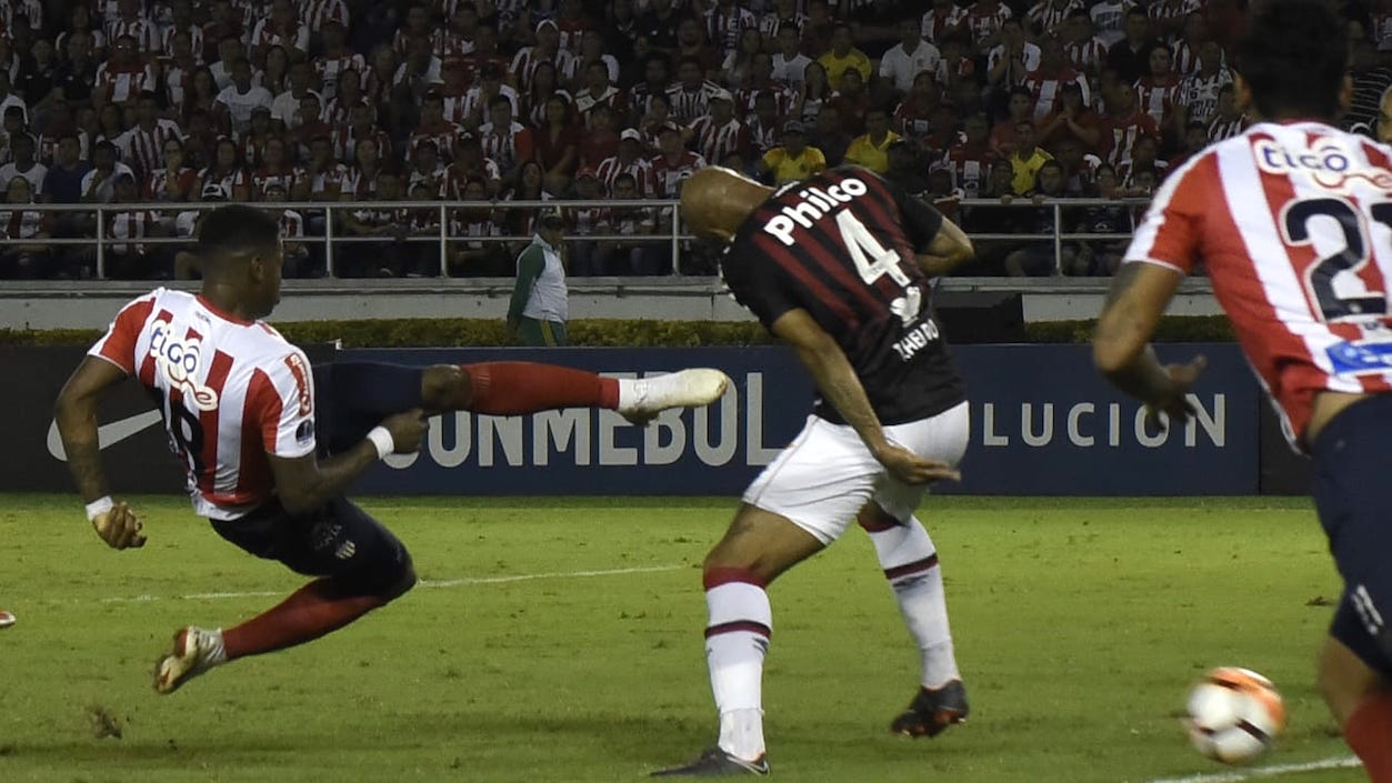 Yony González remata frente a Thiago Heleno para anotar el gol del empate.