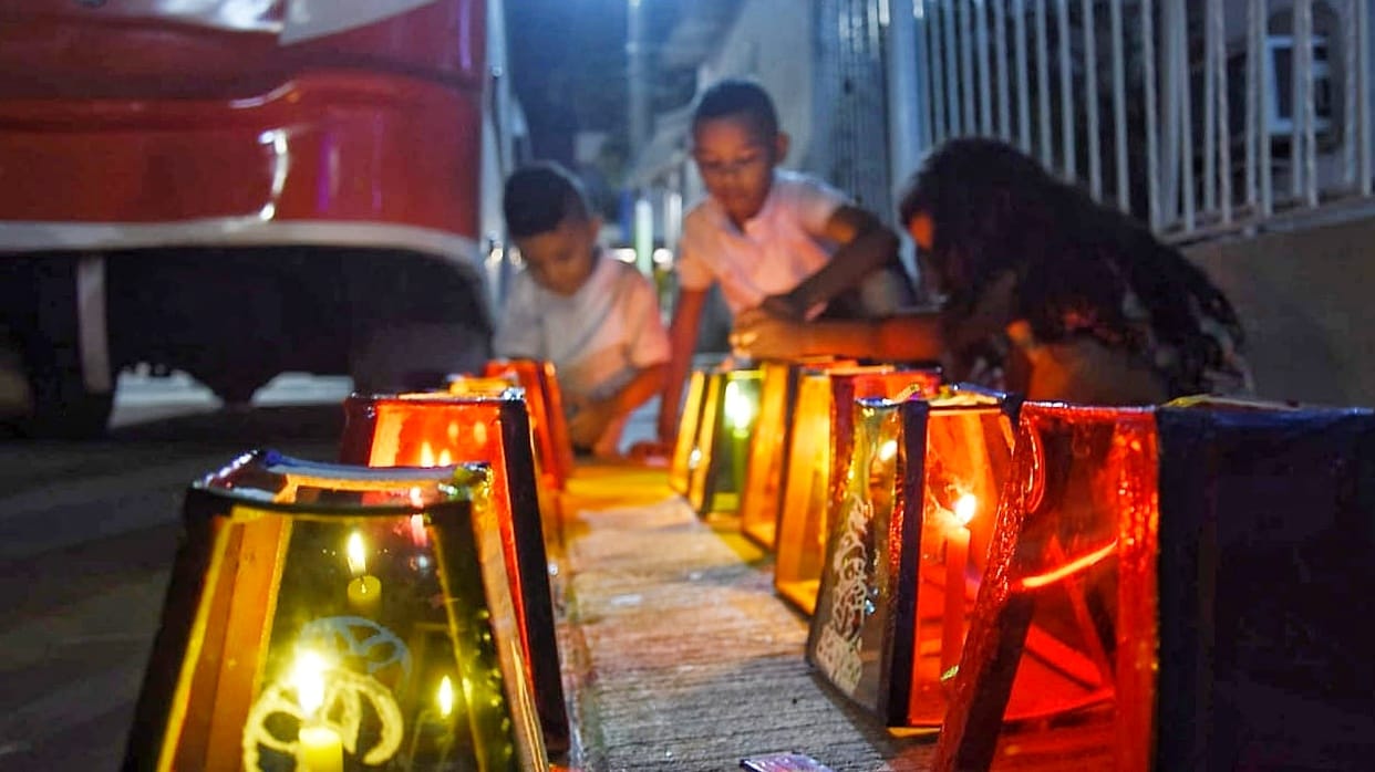 Niños y adultos celebrando la fiesta de velitas en Barranquilla.