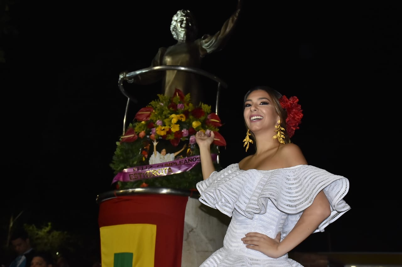 La Reina del Carnaval, Carolina Segebre hizo presencia en el homenaje.