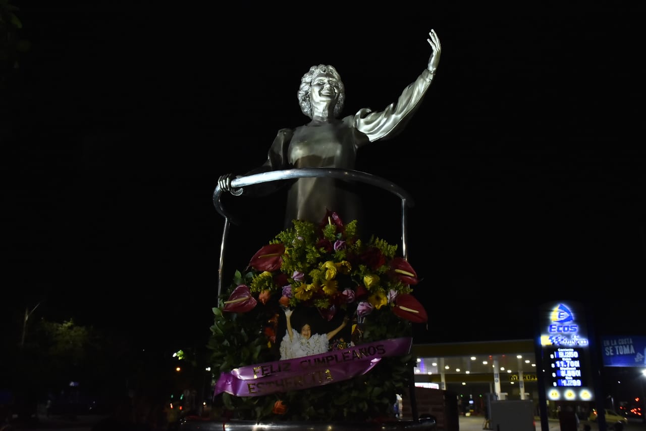 La cantante y compositora recibió una ofrenda floral en su monumento.