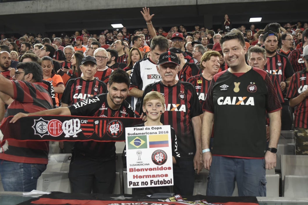 Aficionados brasileños promoviendo la paz en el fútbol.