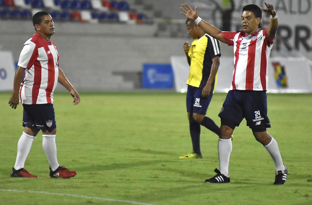 El 'Nene' Mackenzie y Víctor Pacheco, celebrando el 3-3 de Mauro Manotas.