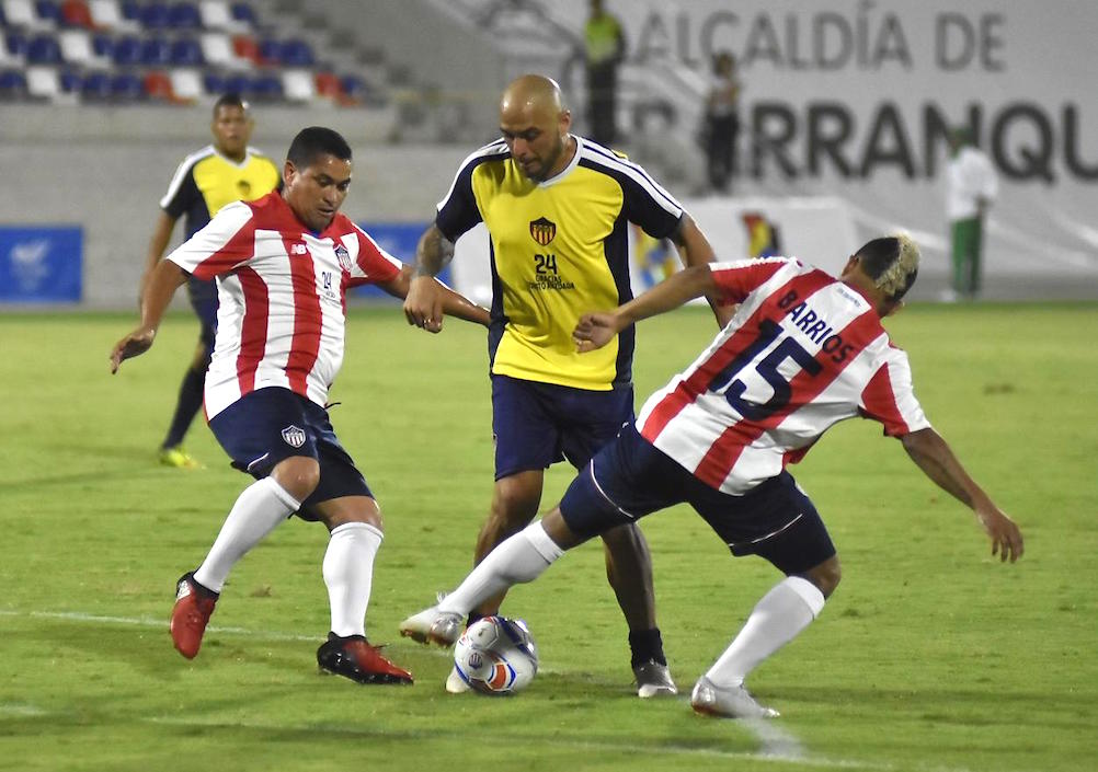 Víctor Pacheco y Michael Barrios, neutrali<ando jugada ofensiva.