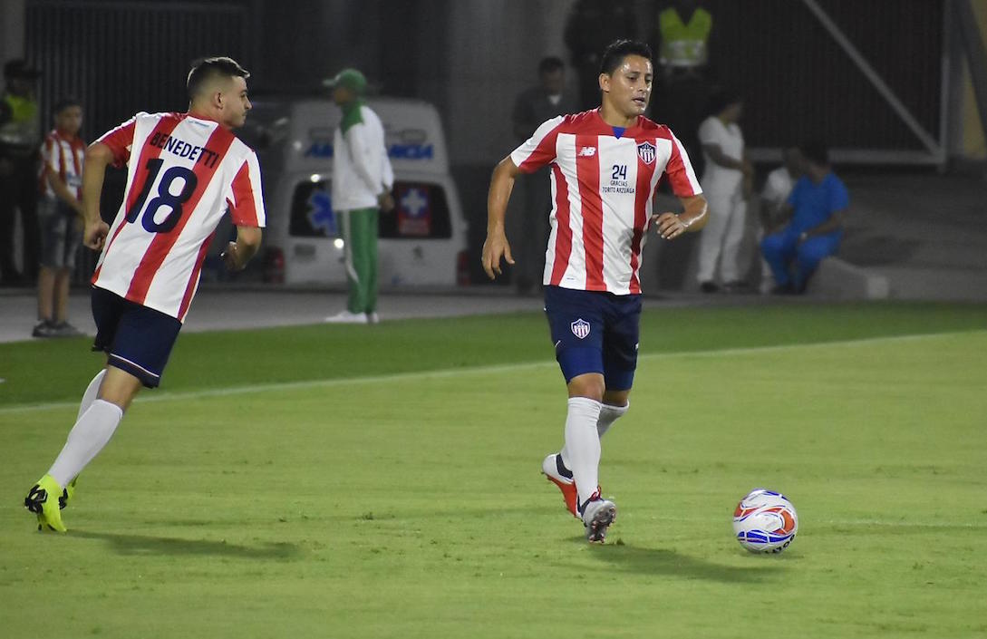 Giovanni Hernández conduciendo el balón al lado de Nicolás benedetti.