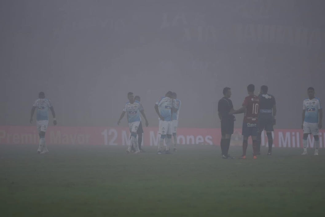 El inicio del segundo tiempo sufrió un ligero retraso por la gran cantidad de humo que invadió el terreno de juego.