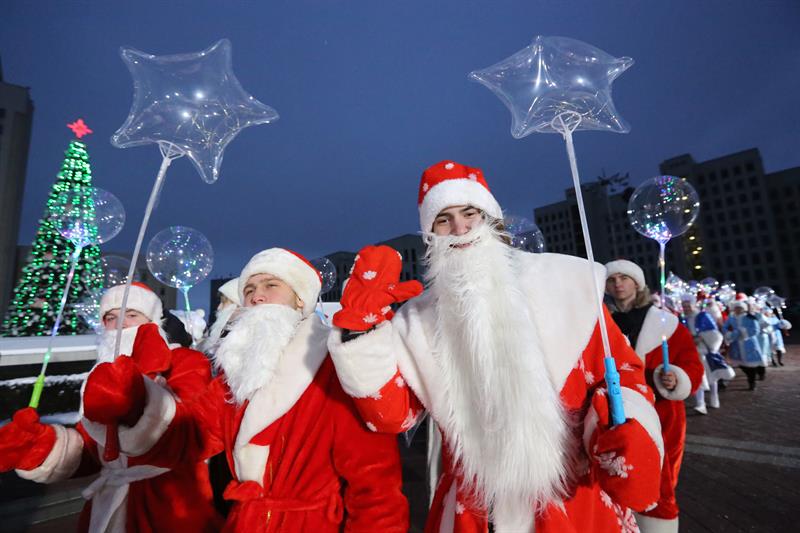 Hombres vestidos de Papá Noel celebrando en Minsk, Bielorrusia.