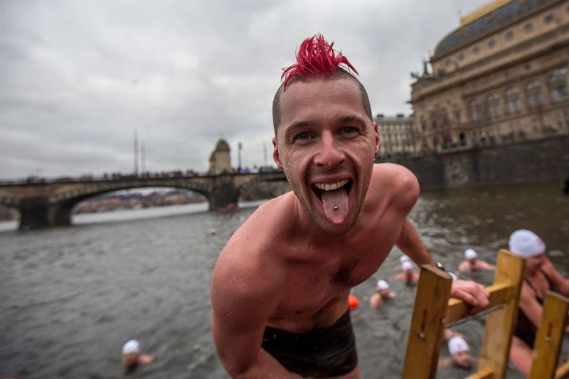 Nadadores de todas las edades compiten nadando en las heladas aguas del río Moldava de Praga, República Checa.