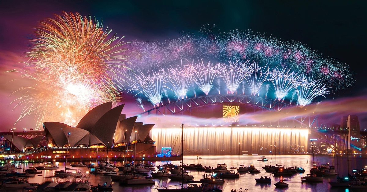 En el Harbour Bridge como es habitual, el espectáculo de luces y pirotecnia se tomaron la bahía, asó como el Opera House todo esto en Sydney, Australia. 