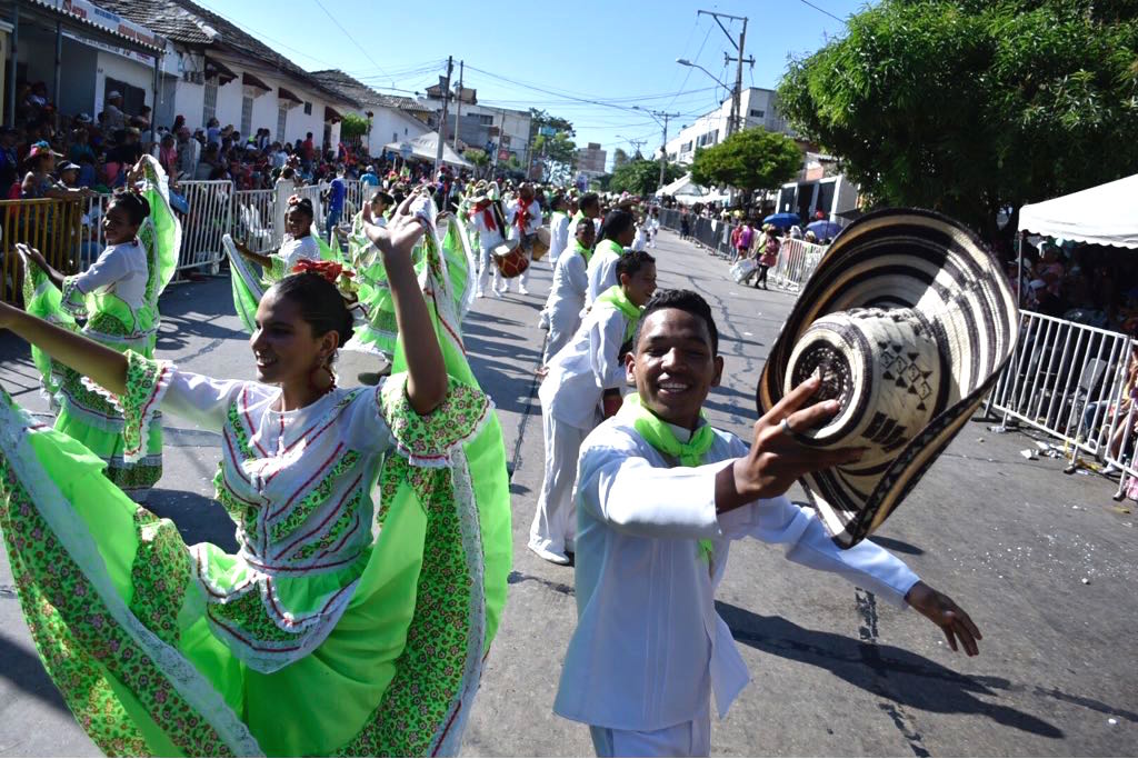 Los Cumbiamberos de San José en su aplaudido desfile.