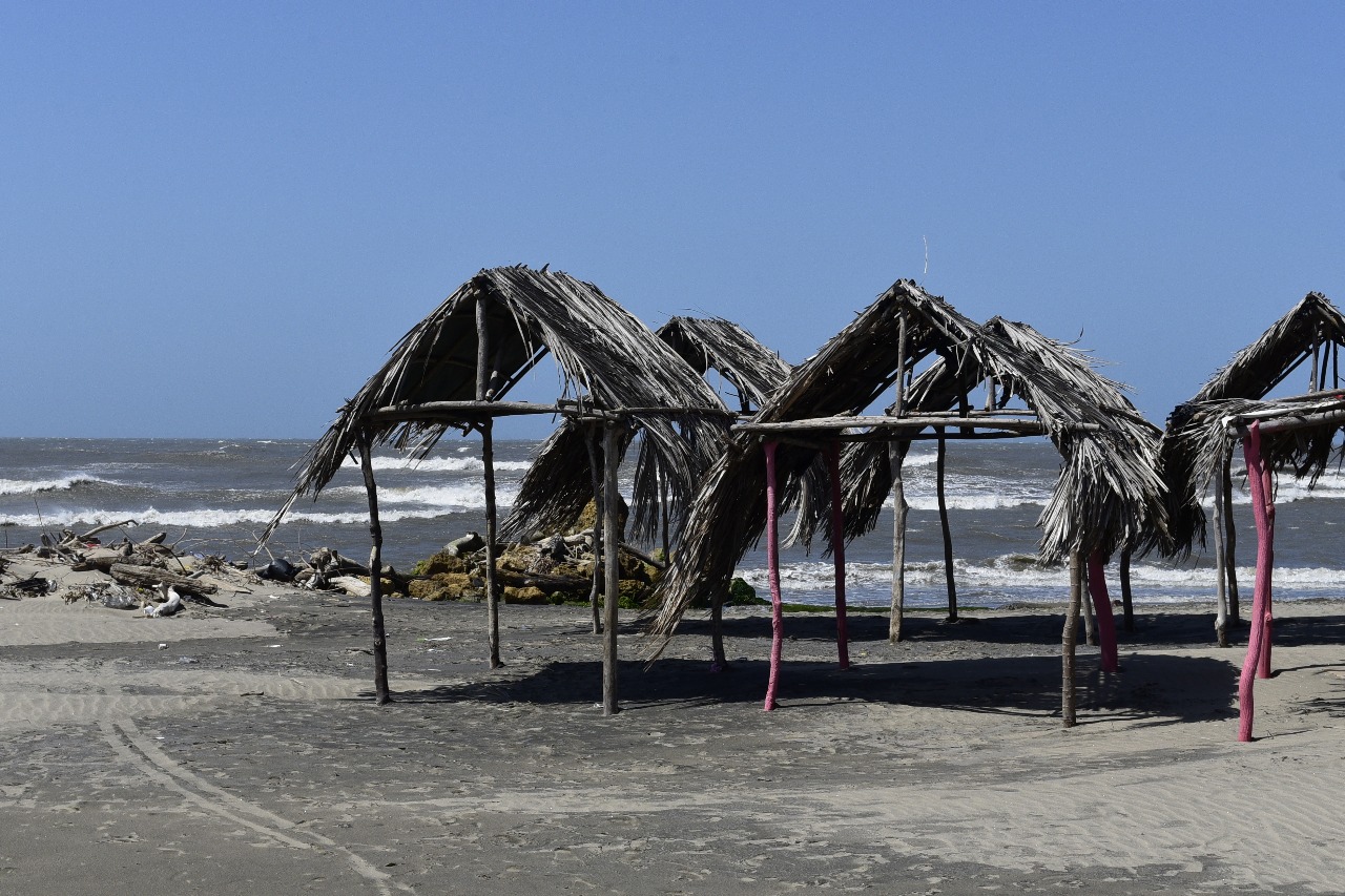 Las casetas de Puerto Colombia sufrieron los fuertes embates de las brisas.