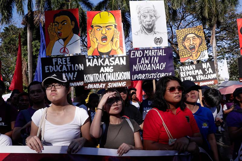 En Filipina, también, las mujeres reclamaron mejores condiciones.