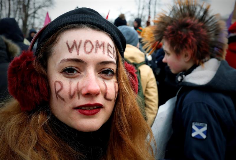 Mujer en una manifestación pública en Rumania.