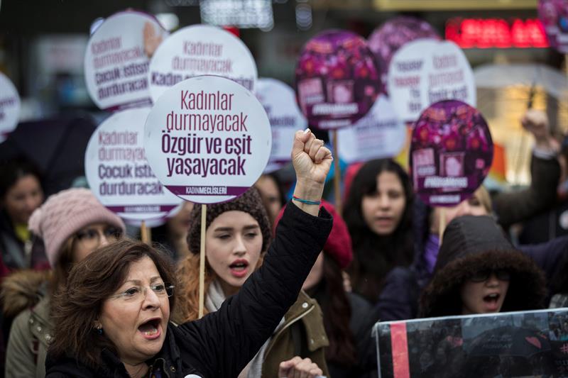 Mujeres se manifiestan en Turquía.