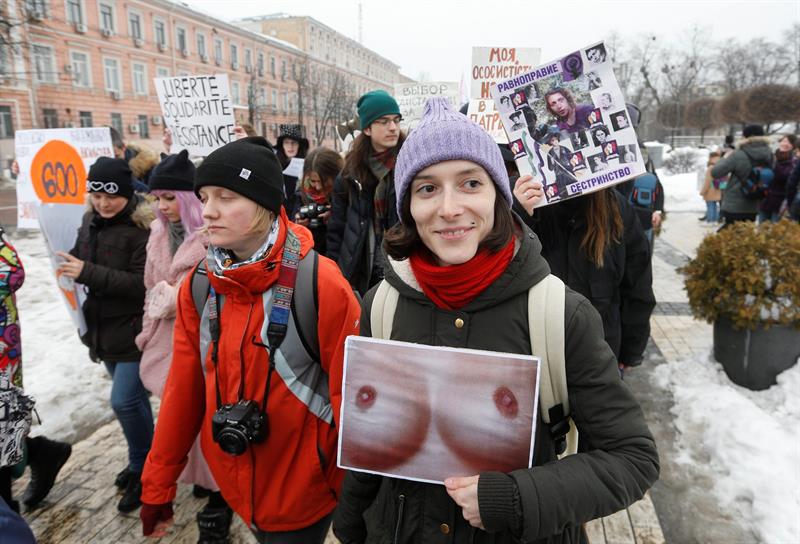 Mujeres se manifiestan en Ucrania.
