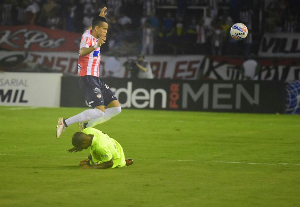 Luis Díaz intentando superar la marca de un contrario.