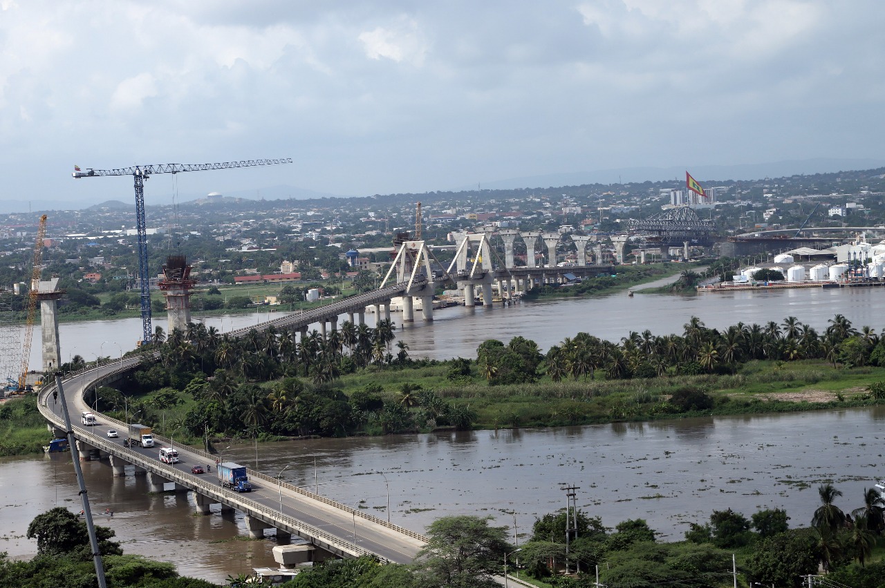 De acuerdo con Invías, la obra del nuevo Puente Pumarejo presenta un año de retraso.