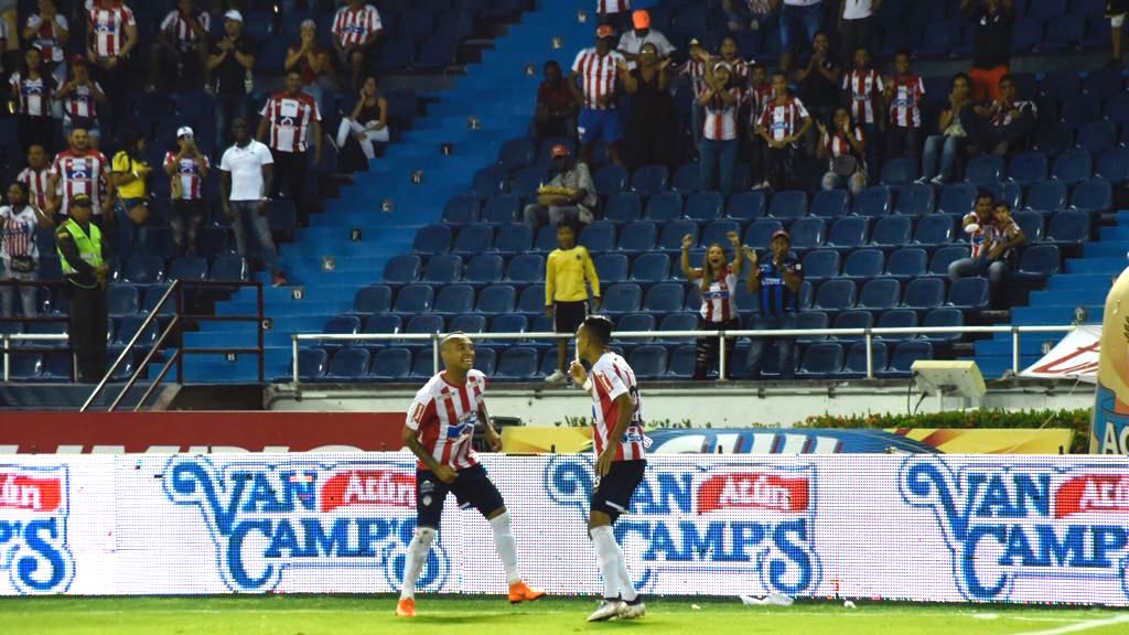 Jarlan Barrera y Luiz Díaz celebrando el gol.