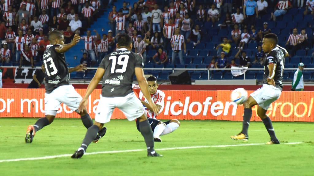 Remate de Luis Díaz para el primer gol juniorista.