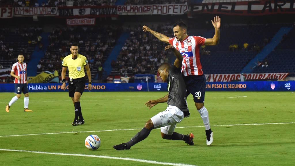 Marlon Piedrahita logra el despeje en una jugada ofensiva de Once Caldas.