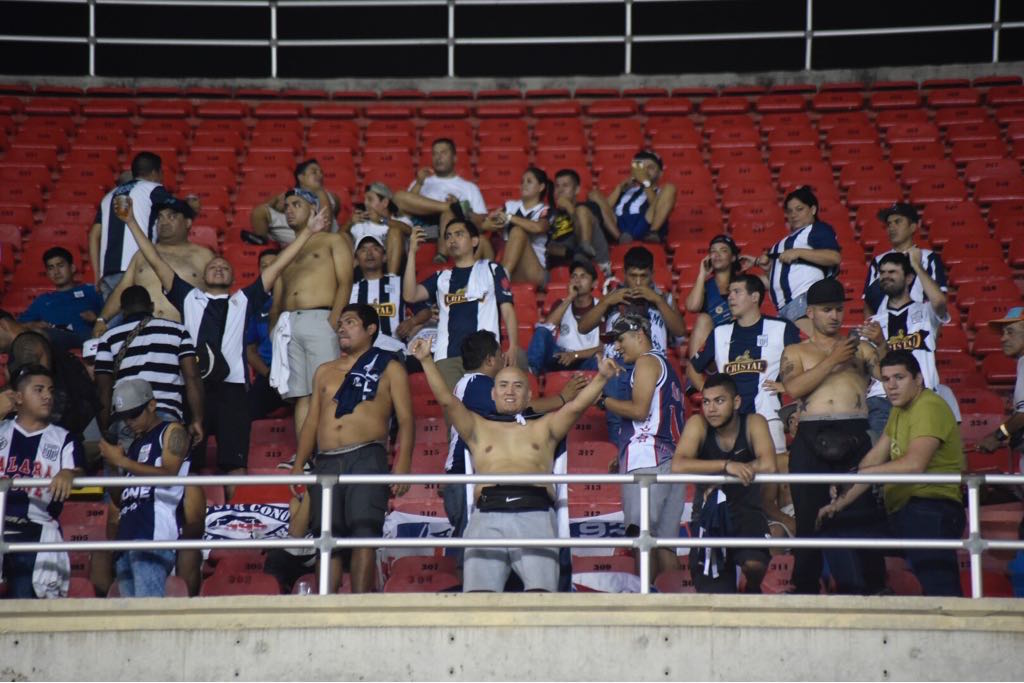 Aficionados de Alianza Lima acompañando al equipo en el Metropolitano.