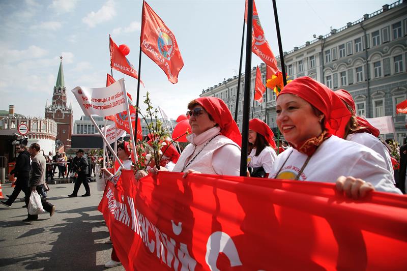 Una multitud participa en la manifestación convocada con motivo del Día del Trabajador en Moscú (Rusia) hoy.