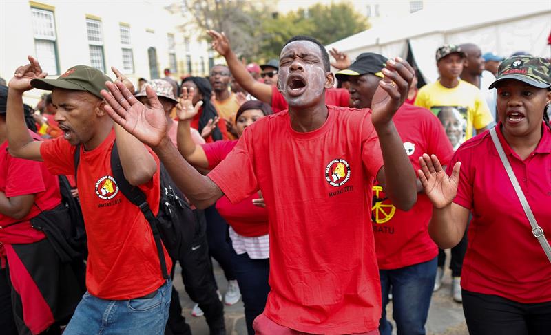 Miembros de la central sindical oficialista COSATU participan en las manifestaciones del 1 de mayo de 2018 con motivo del Día del Trabajador en Ciudad del Cabo (Sudáfrica). 