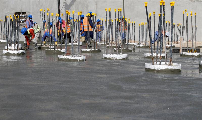 Obreros trabajan en la construcción de un edificio durante el Día Internacional del Trabajador en Abu Dhabi, Emiratos Árabes Unidos.