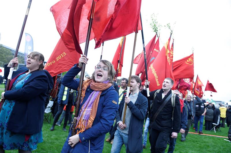 Trabajadores participan durante una marcha hacia Faelled Park con motivo del Día Internacional del Trabajador, en Copenhague, Dinamarca, hoy.