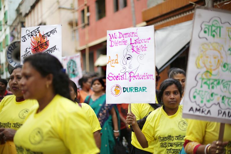 Trabajadoras sexuales participan junto a sus hijos en una marcha organizada por el Comité Durbar Mahila Samanwaya, con motivo del Día del Trabajador, en el distrito Sonagachi, en Calcuta (India).