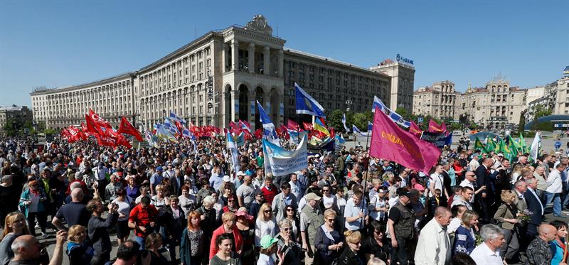 Miles de personas asisten a la manifestación del Día del Trabajador convocada en Kiev (Ucrania) hoy.