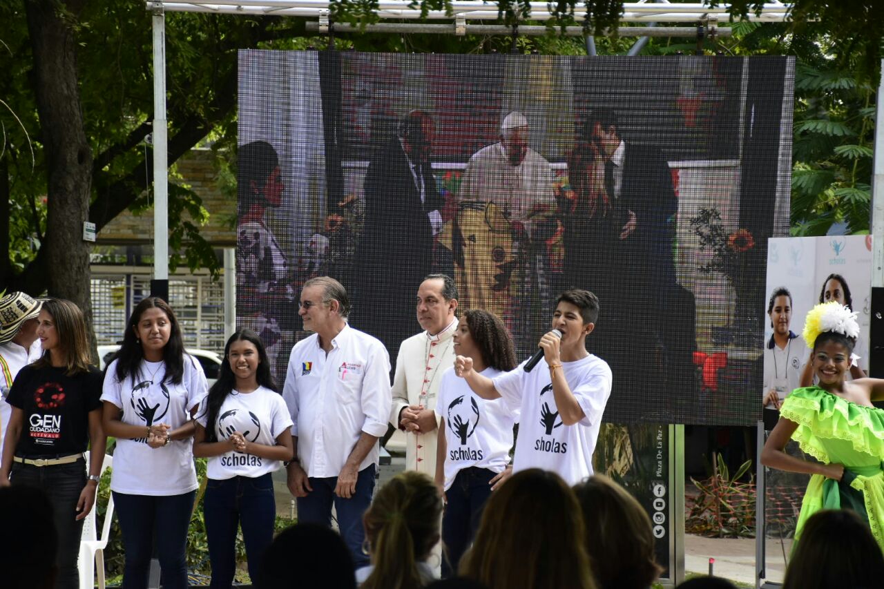 El gobernador del Atlántico, Eduardo Verano, y el arzobispo metropolitano de Barranquilla, Pablo Salas, estuvieron en la Plaza de la Paz observando la ceremonia.