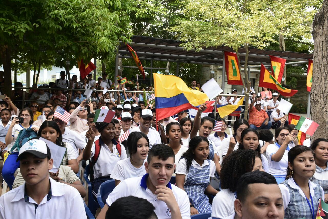 Jóvenes asistieron al acto en la Plaza de la Paz.