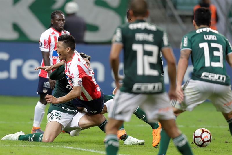 Teófilo Gutiérrez es interceptado en una jugada de ataque.