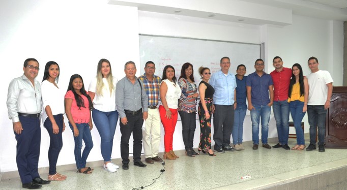 Foto de los expositores, el Dr. Mario De La Rosa y la Dra. Patricia Rojas, docentes de la seccional y los estudiantes asistentes a la jornada académica.