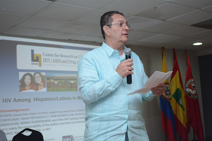 El expositor internacional, Mario De La Rosa, PhD, brindó los resultados de su “Investigación en la incidencia del VIH-SIDA y abuso de drogas en la población latina en el sur del estado de la Florida”.