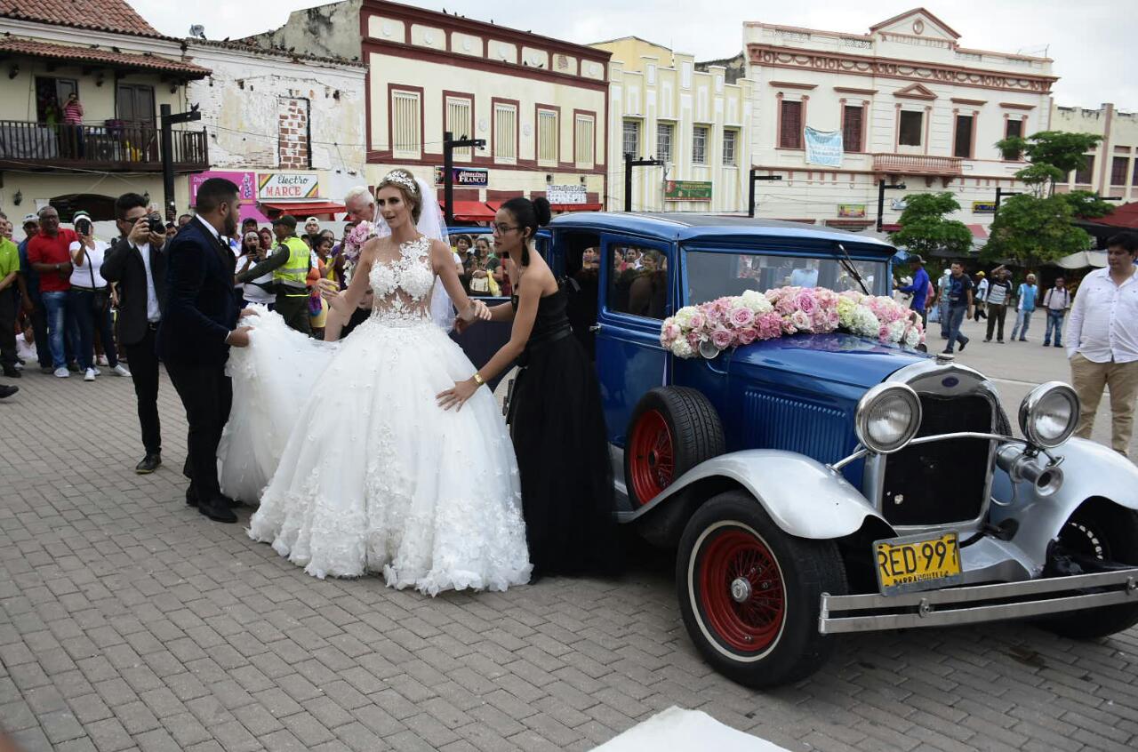 La novia, Leanne Shillingford, llega en un carro antiguo a la plaza de la Iglesia San Nicolás.