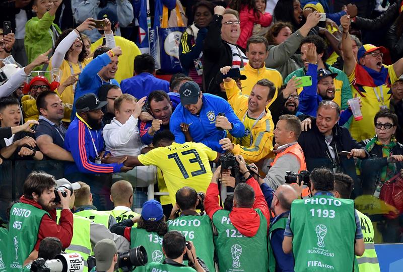 Momento del festejo colombiano en Moscú, tras el gol de Yerry Mina.