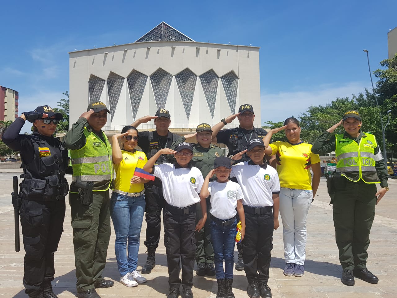 Niños rinden honor a la bandera y al Ejército, de la mano de la Policía Metropolitana de Barranquilla.