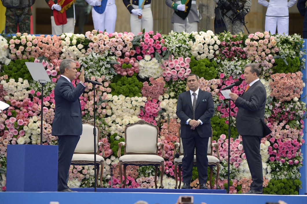 El Presidente Iván Duque tomando juramento ante el presidente del Senado Ernesto Macías.