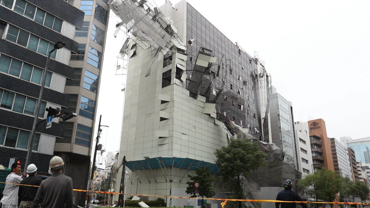 Las fuertes ráfagas también arrancaron fragmentos de techos y de fachadas de numerosos edificios en ciudades como Kioto u Osaka.