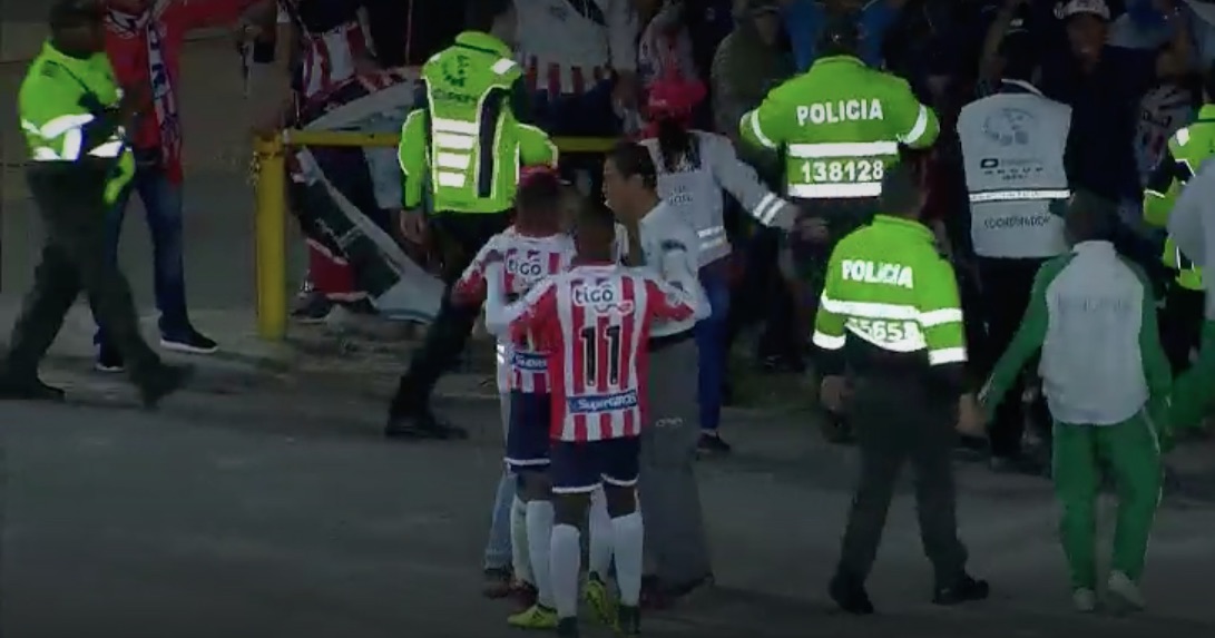 Jarlan Barrera celebrando el gol con Gabriel Fuentes y Daniel Moreno.