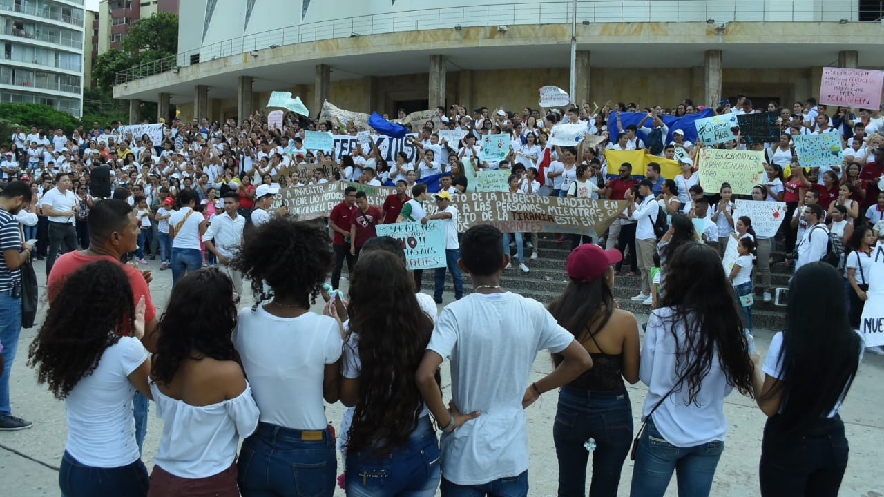 Protesta de estudiantes y padres de familia para que no desaparezca el programa Ser Pilo Paga.