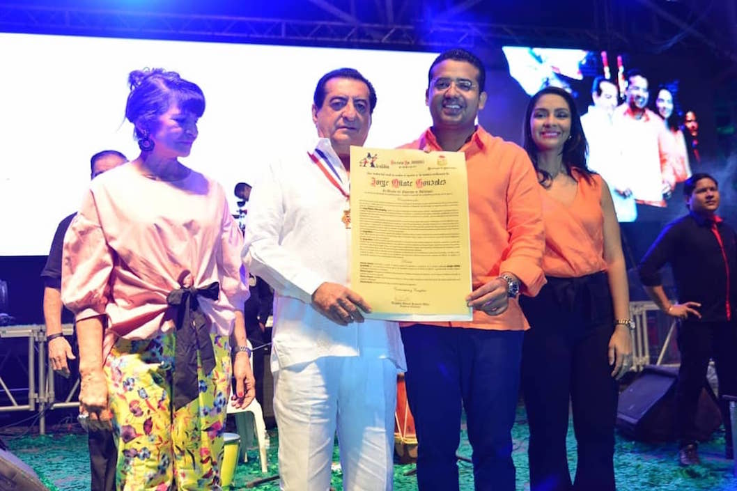 El Alcalde Augusto Ramírez Uhia condecorando al cantante Jorge Oñate.
