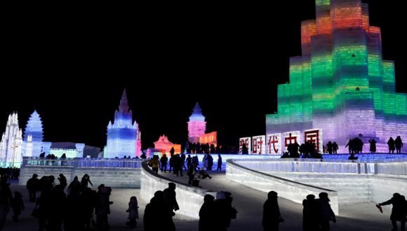 Miles de visitantes disfrutan del Festival aún a bajas temperaturas en la noche.